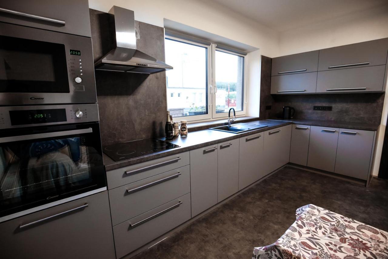 Apartman Devade Se Dvema Loznicemi A Wifi Pripojenim 트러트노브 외부 사진