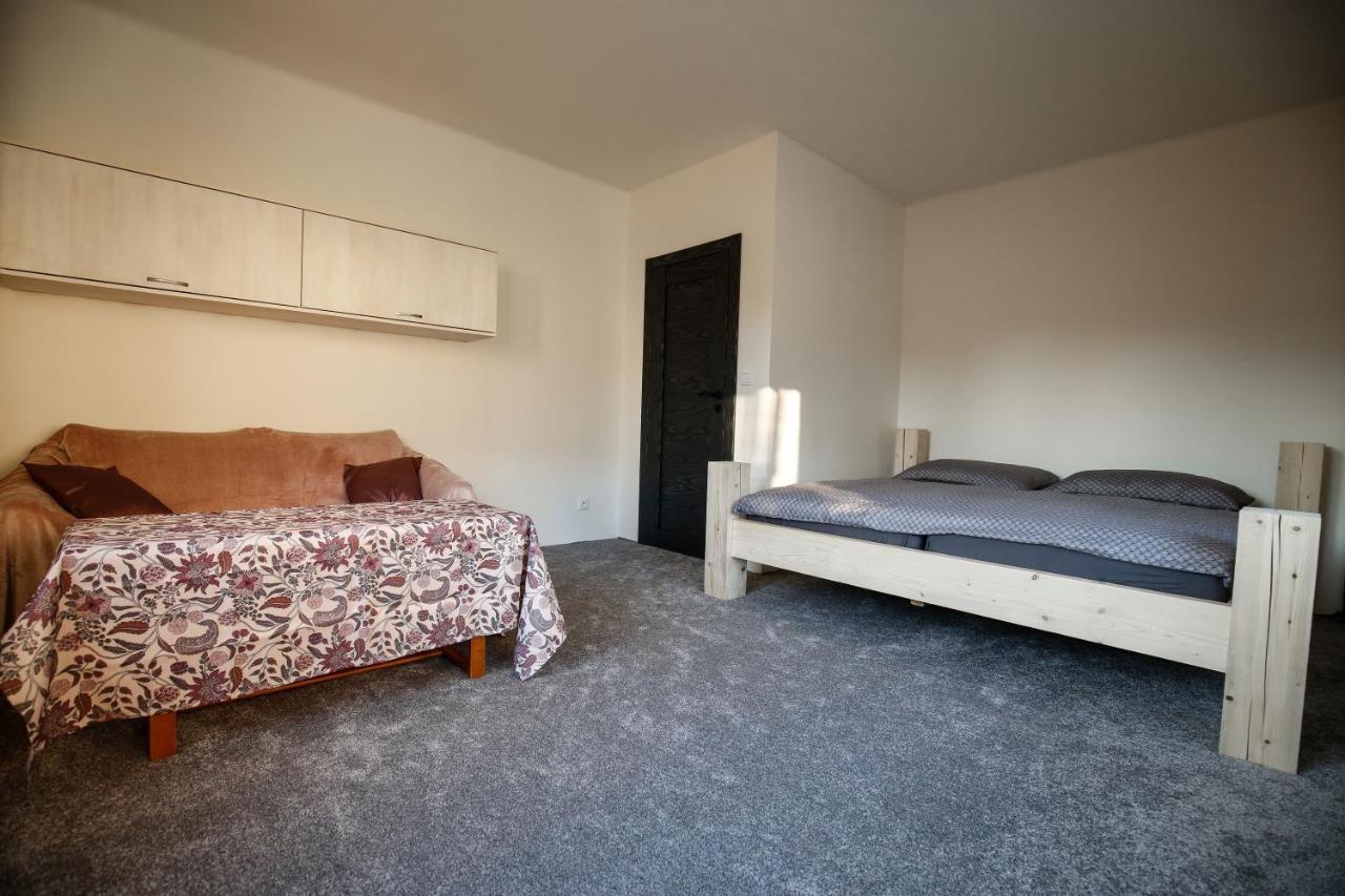 Apartman Devade Se Dvema Loznicemi A Wifi Pripojenim 트러트노브 외부 사진