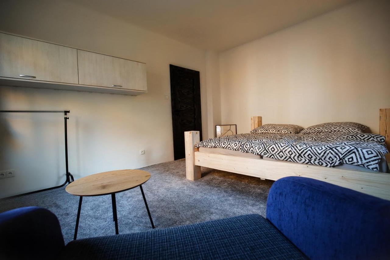 Apartman Devade Se Dvema Loznicemi A Wifi Pripojenim 트러트노브 외부 사진