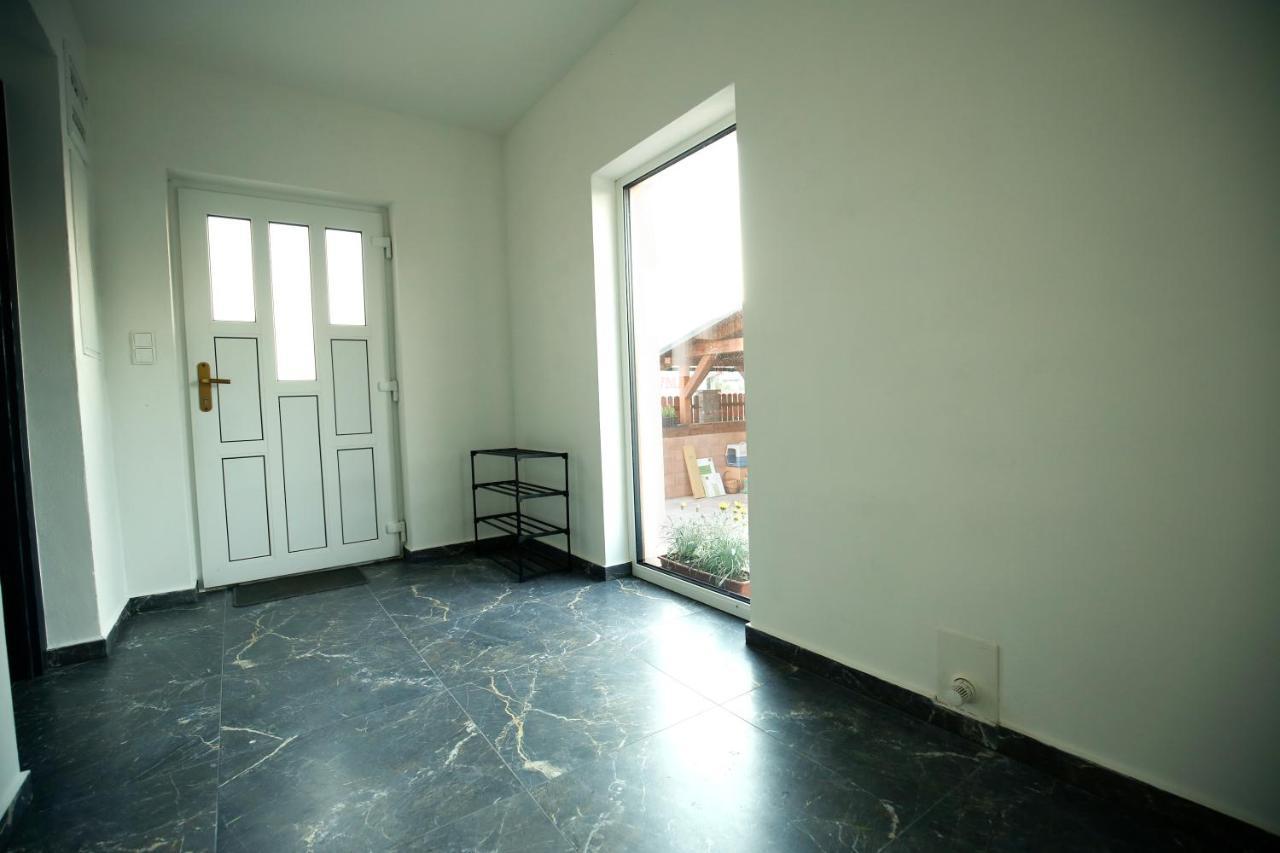Apartman Devade Se Dvema Loznicemi A Wifi Pripojenim 트러트노브 외부 사진